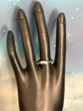 Ann Taylor silver tone dome style polished finish ring. Size 8. Preowned.
